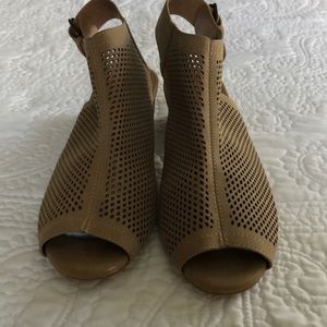 Restricted mesh sandals.